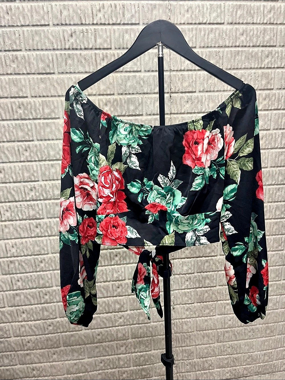 CUPSHE Floral Crop Top in Black & Red Size Large NWT
